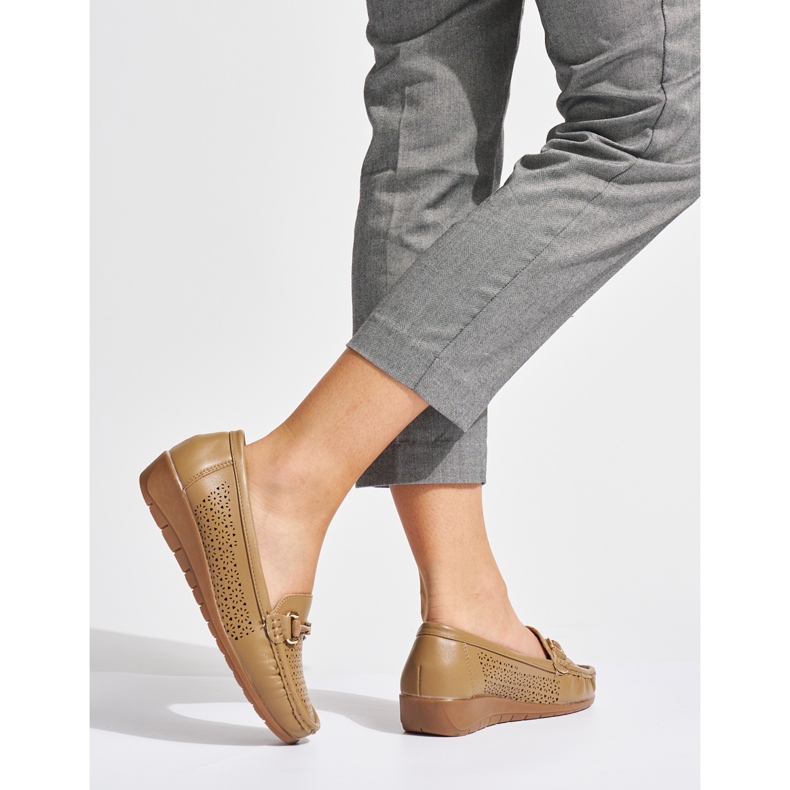 Beżowe ażurowe mokasyny na niskiej koturnie beżowy 1