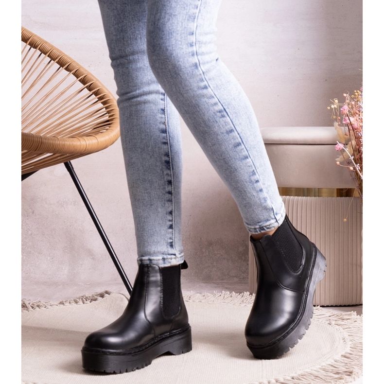 Czarne botki na platformie Lessaya 1