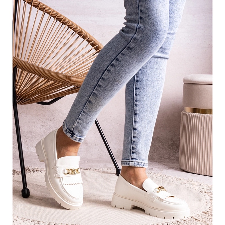 Bez marki Białe półbuty ze złotą klamerką Anielania 1