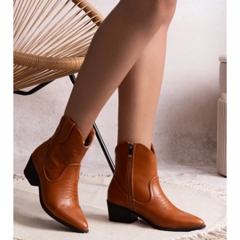 Brązowe kowbojki na słupku Madia 1