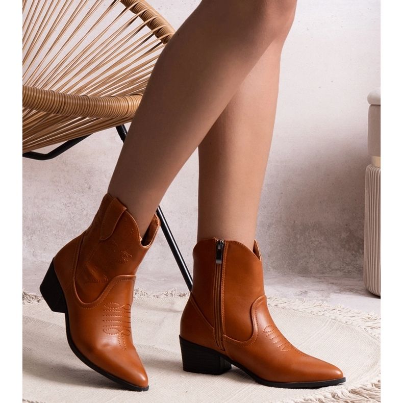 Brązowe kowbojki na słupku Madia 1