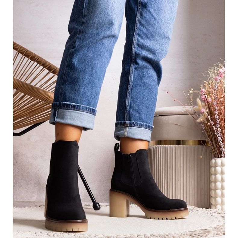 Czarne botki na efektownym słupku Nurea 1