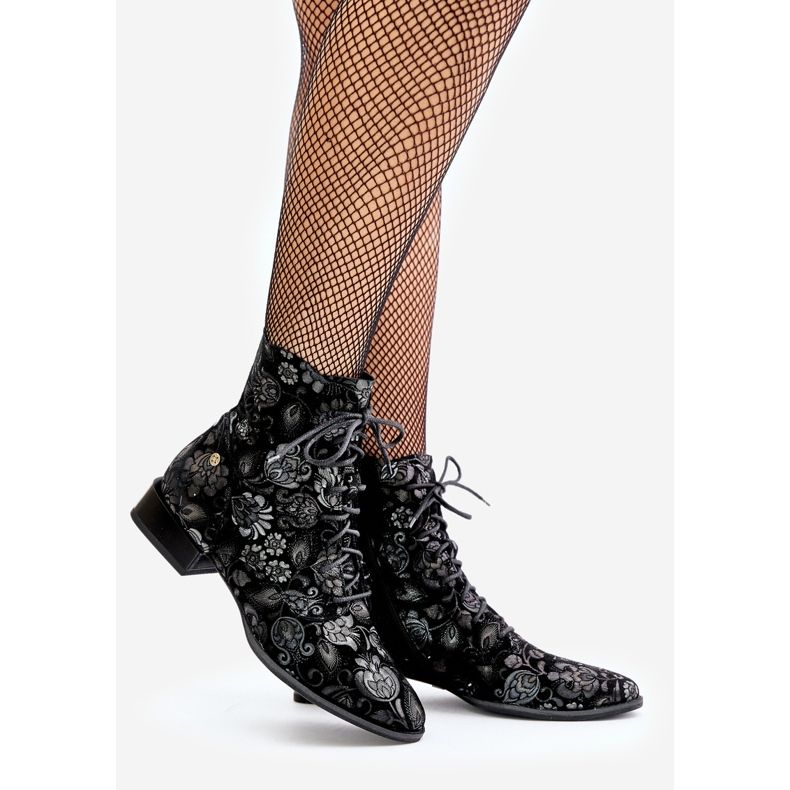 Zamszowe Wzorzyste Botki Na Płaskim Obcasie Maciejka 06391-01 Czarne 1