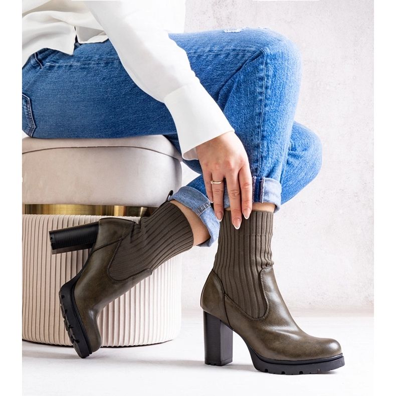 Zielone botki na słupku z eko skóry Asera 1