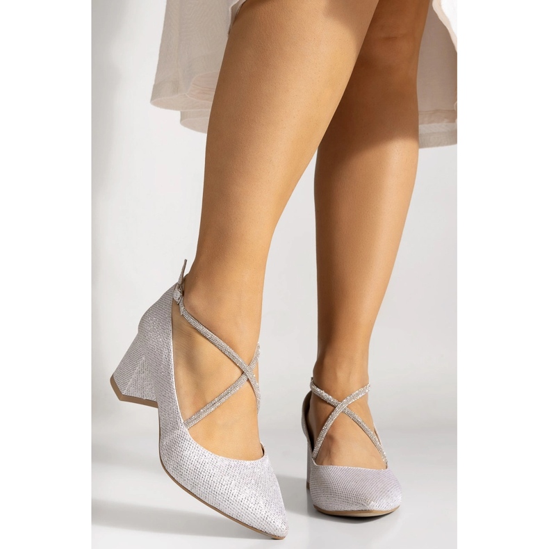 Czółenko niskie z ozdobnymi paseczkami na krzyż srebrny BUTDAM 1