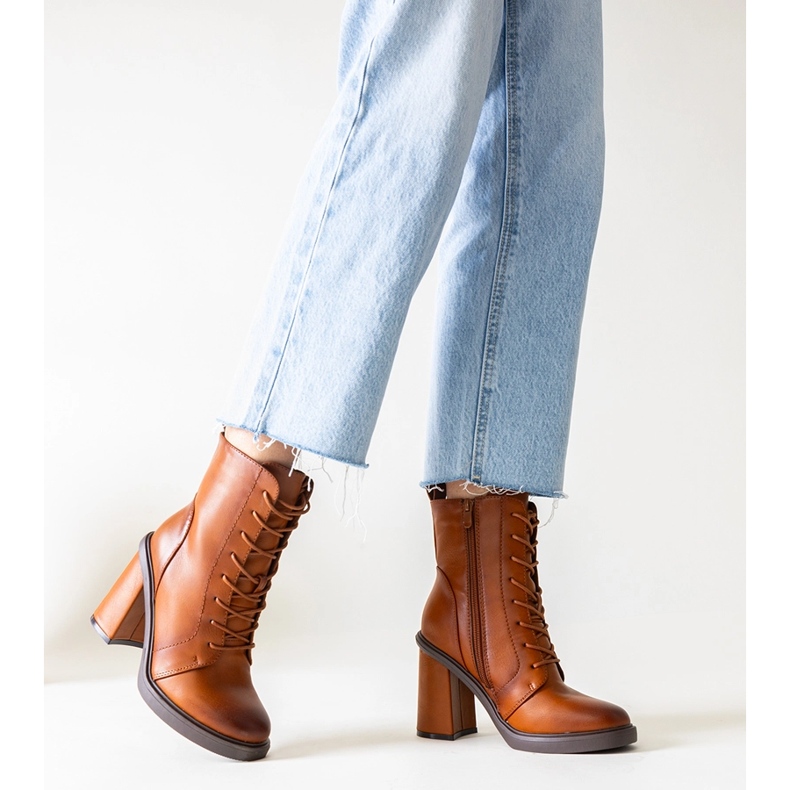 Brązowe botki na słupku z eko skóry Gergesa 1