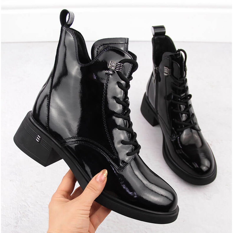Skórzane botki damskie lakierowane czarne D&A S.Barski Premium Collection CR42-089 1