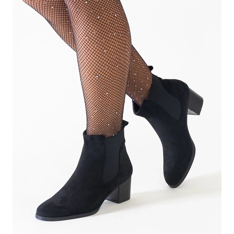Czarne botki na słupku z elastycznymi wstawkami eko-zamsz Nadisa 1