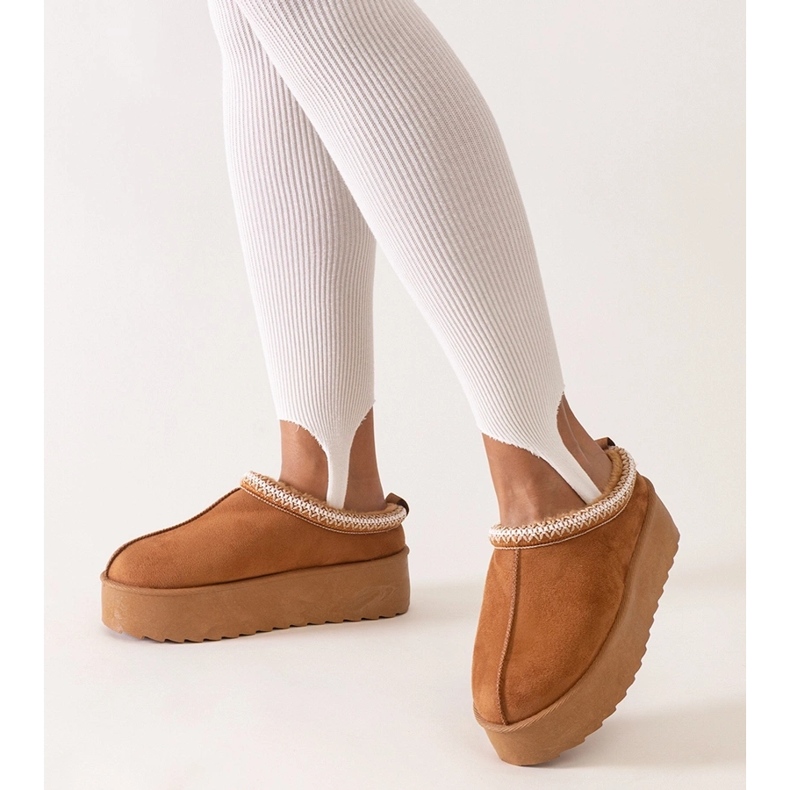 Brązowe kapcie zdobione haftem na wysokiej platformie Luanela 1