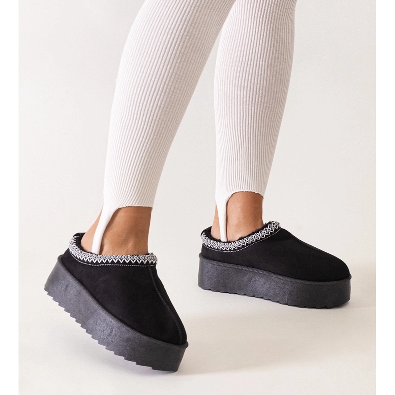 Czarne kapcie zdobione haftem na wysokiej platformie Luanela 1