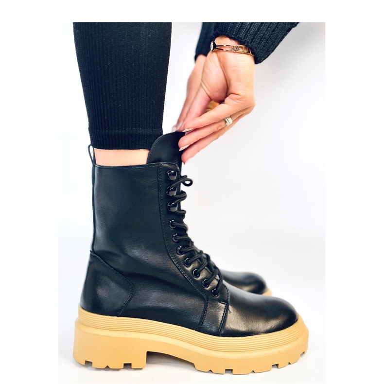 Botki sznurowane na protektorze czarne 1