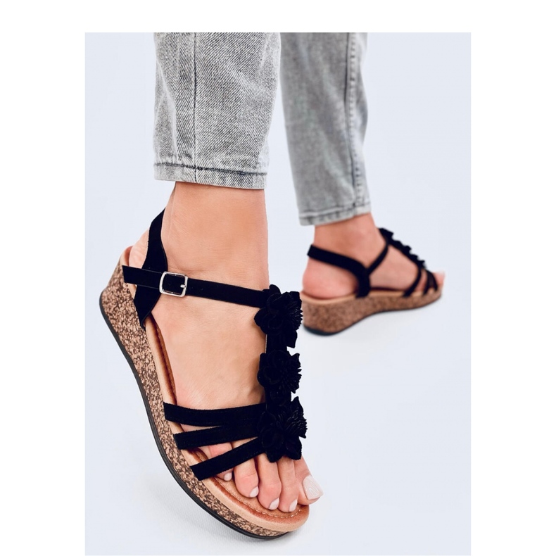 Sandałki na koturnie z kwiatami Fisken Black - Inello czarne 1