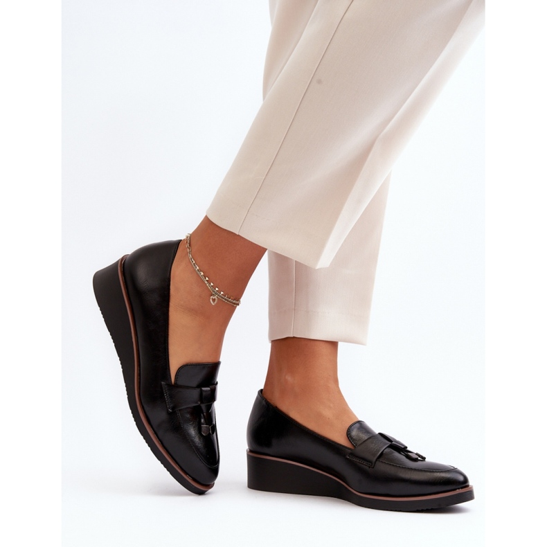 Półbuty damskie osadzone na lekkim koturnie Black czarne 2