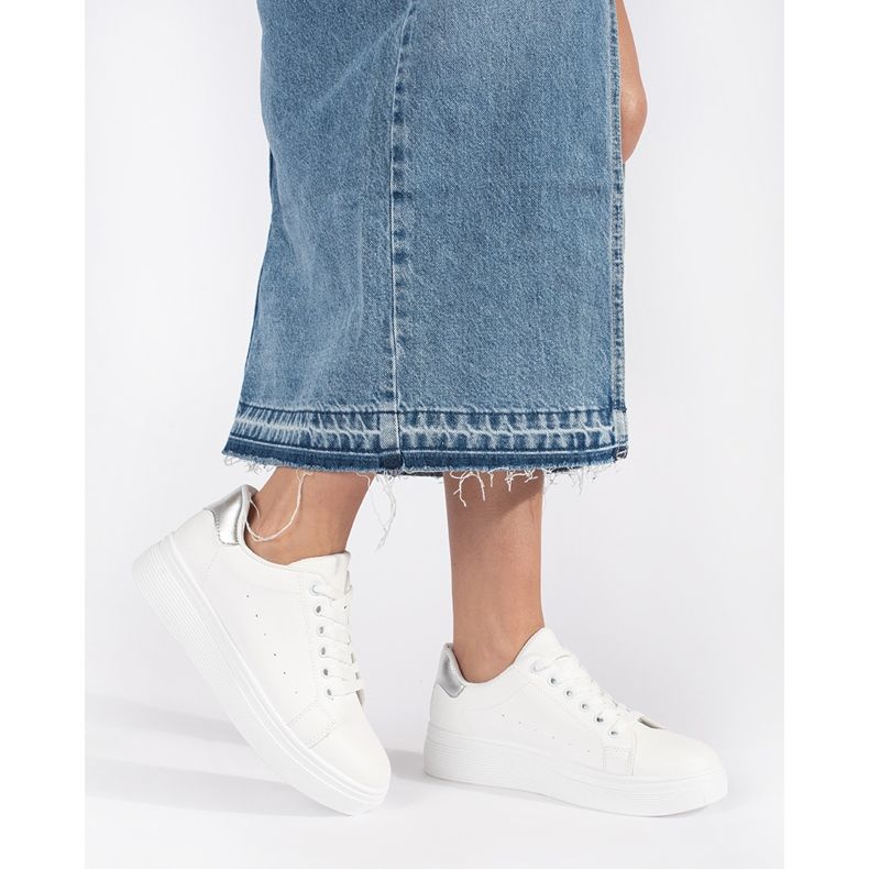 Białe sneakersy na platformie 1