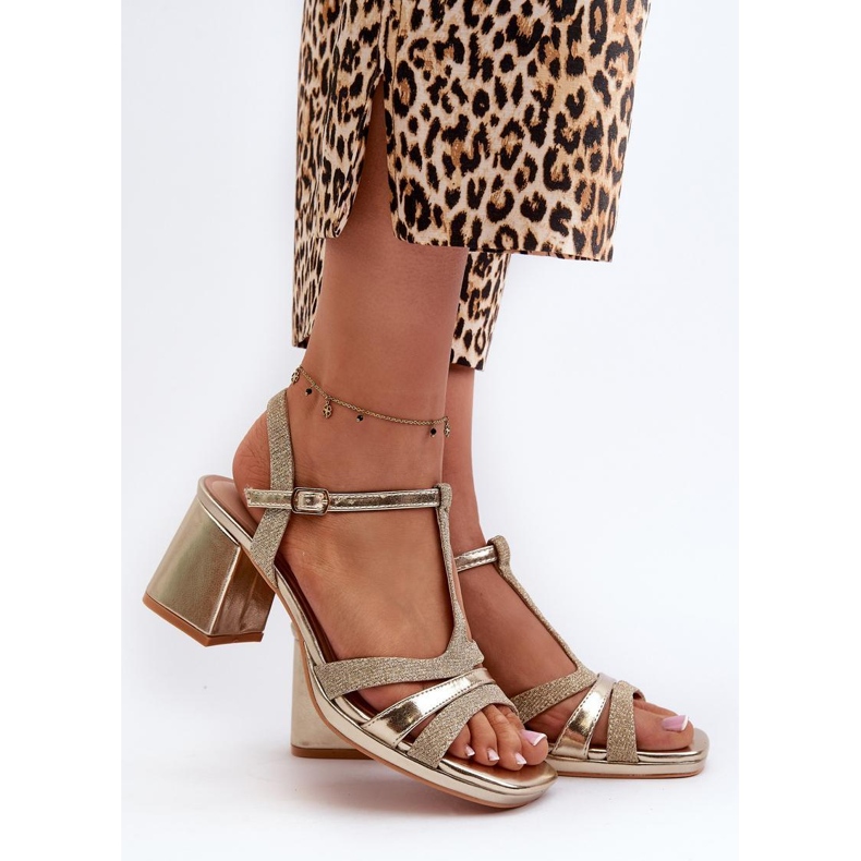 Złote sandały na słupku złoty 1