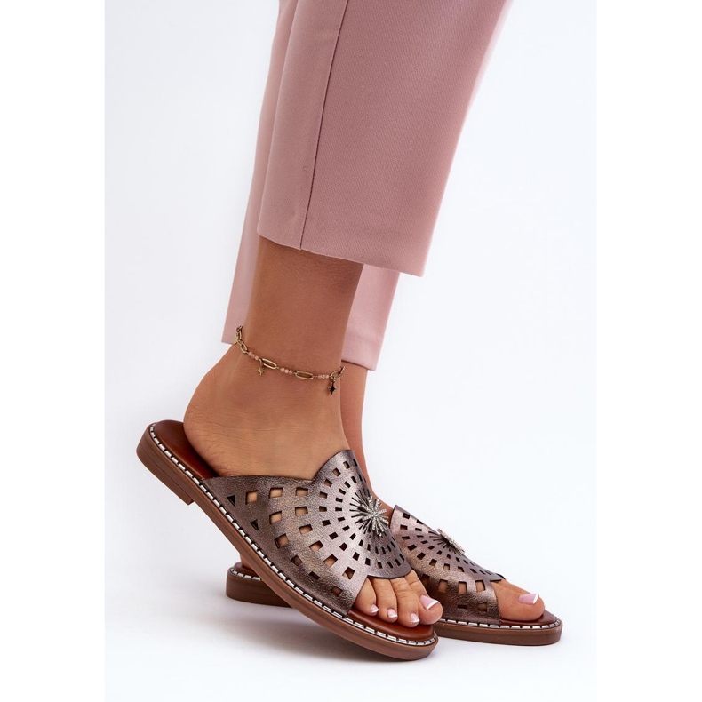 Błyszczące klapki damskie z ozdobą Miedź brązowe 1