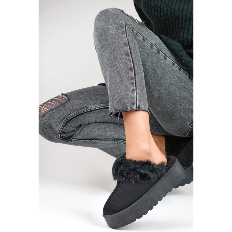 Kapcie Model 81366-1B czarne 1