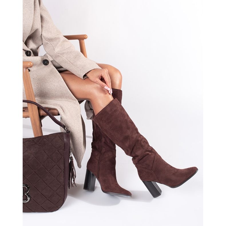 Brązowe zamszowe kozaki damskie przed kolano na słupku 1