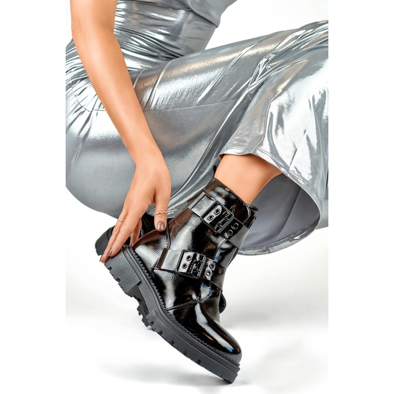 Botki damskie lakierowane workery z klamrami czarne 250007B-LA 1