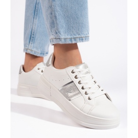 Białe sneakersy sportowe 1