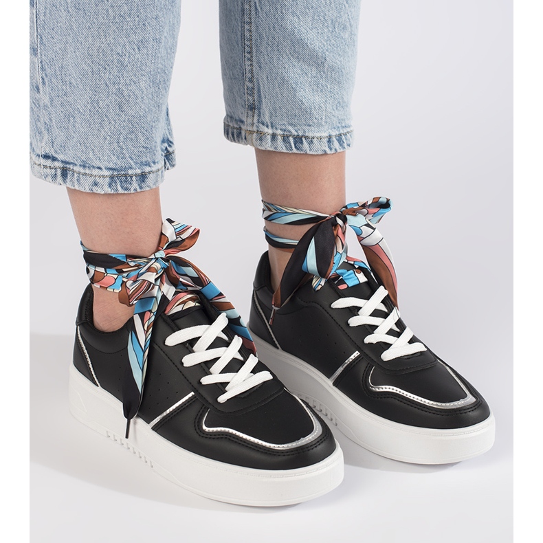 Czarne trampki damskie wiązane wstążką 1