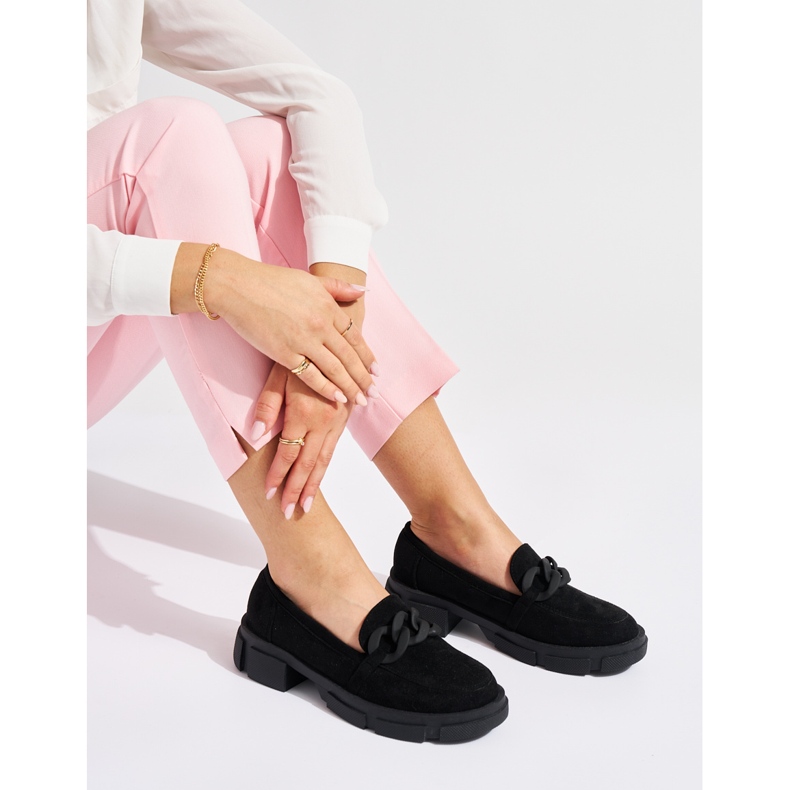 Czarne damskie mokasyny z ozdobnym łańcuchem 1