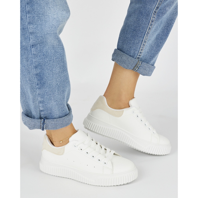 Białe trampki damskie z beżowym elementem 2