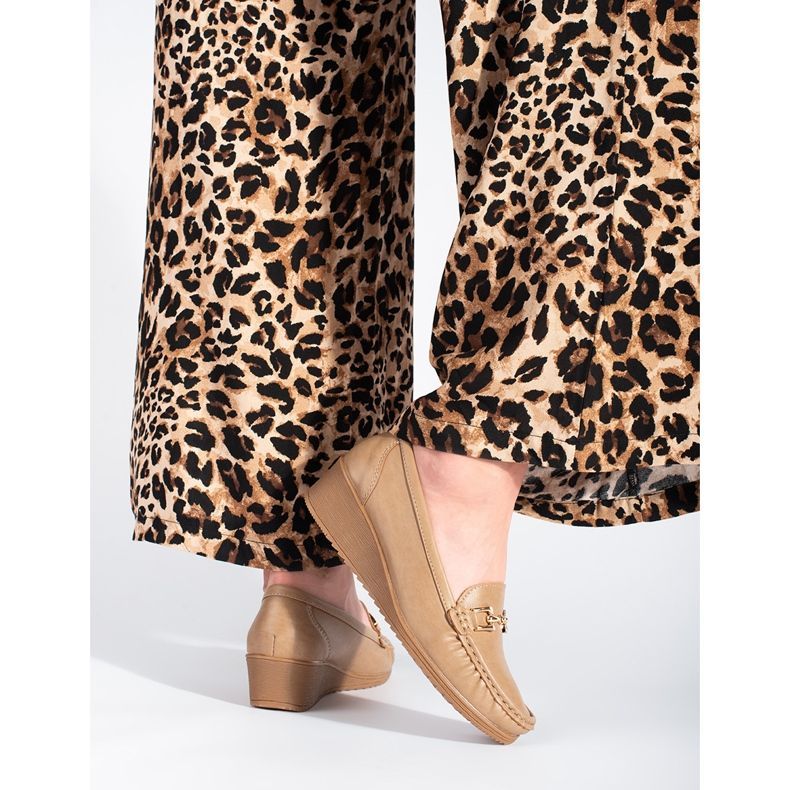 Beżowe mokasyny damskie z klamrą beżowy 2