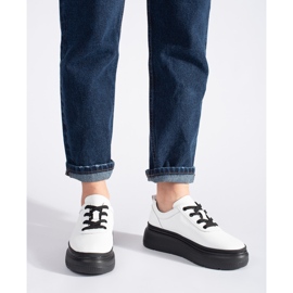 Skórzane półbuty białe na czarnej platformie 2