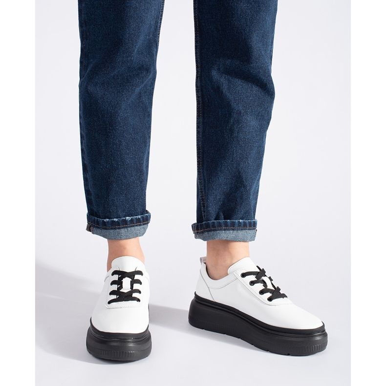 Skórzane półbuty białe na czarnej platformie 2