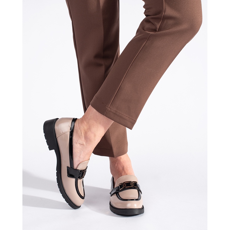 Beżowe lakierowane mokasyny damskie z klamrą beżowy 1