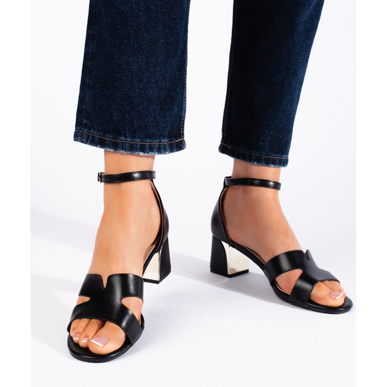 Czarne sandały na niskim obcasie 1