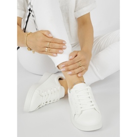 Białe klasyczne buty sportowe 1