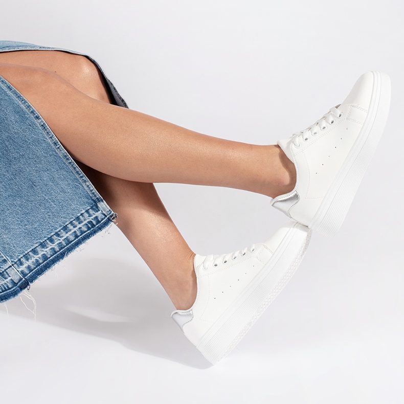 Białe sneakersy na platformie 2