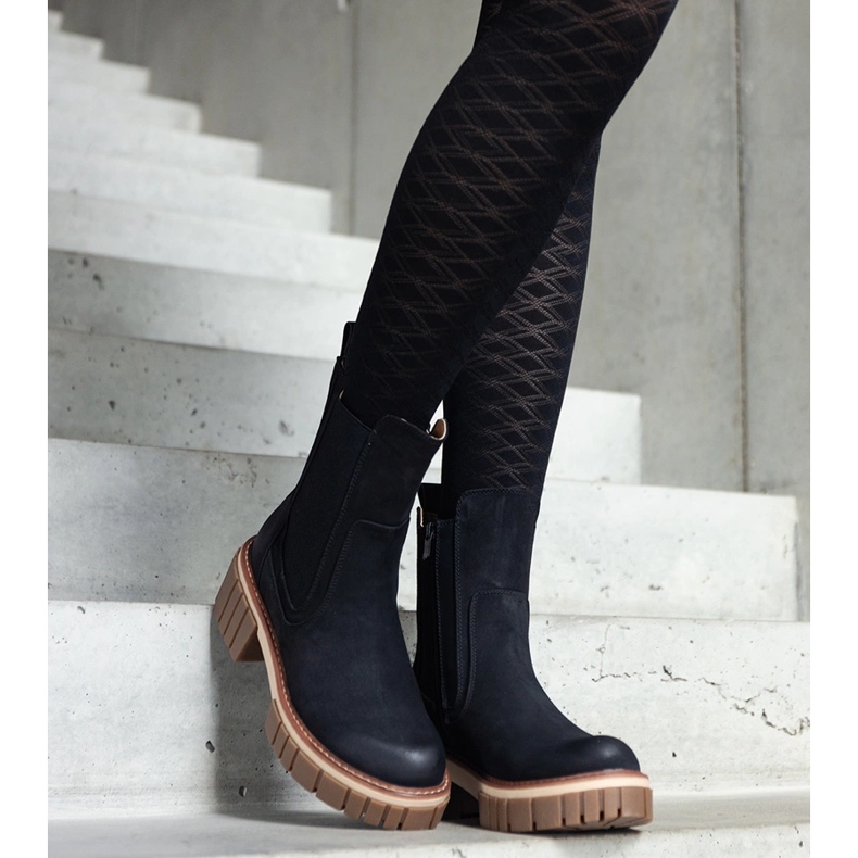 Czarne masywne botki na platformie z przetarciami Sholla 1