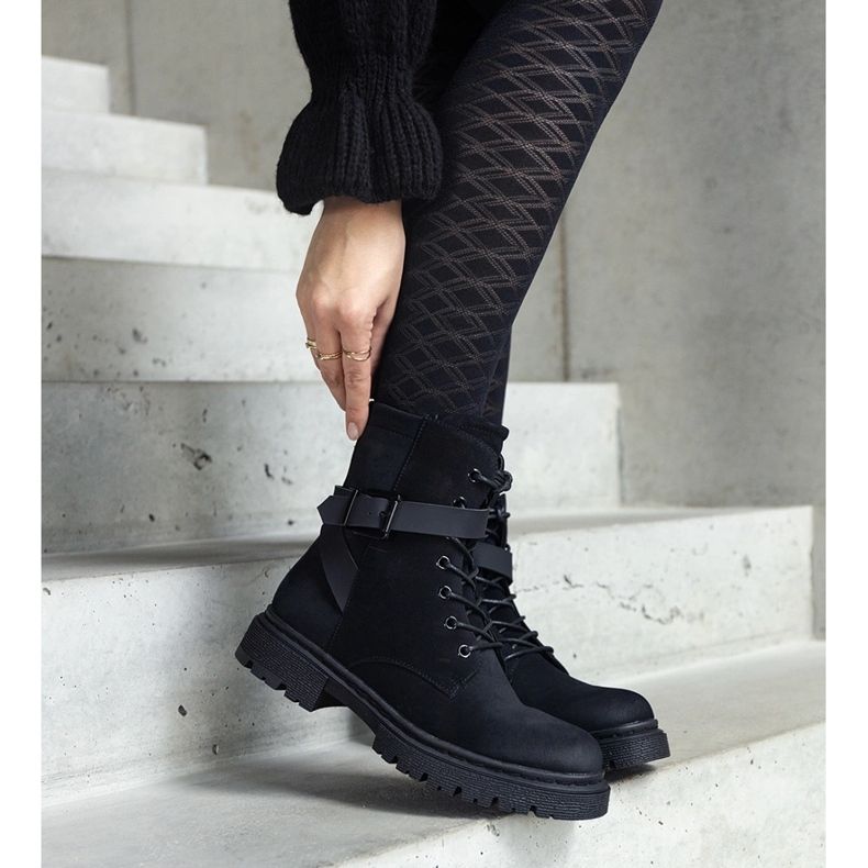 Czarne ocieplane traperki z przetarciami i paskiem Kneesa 2