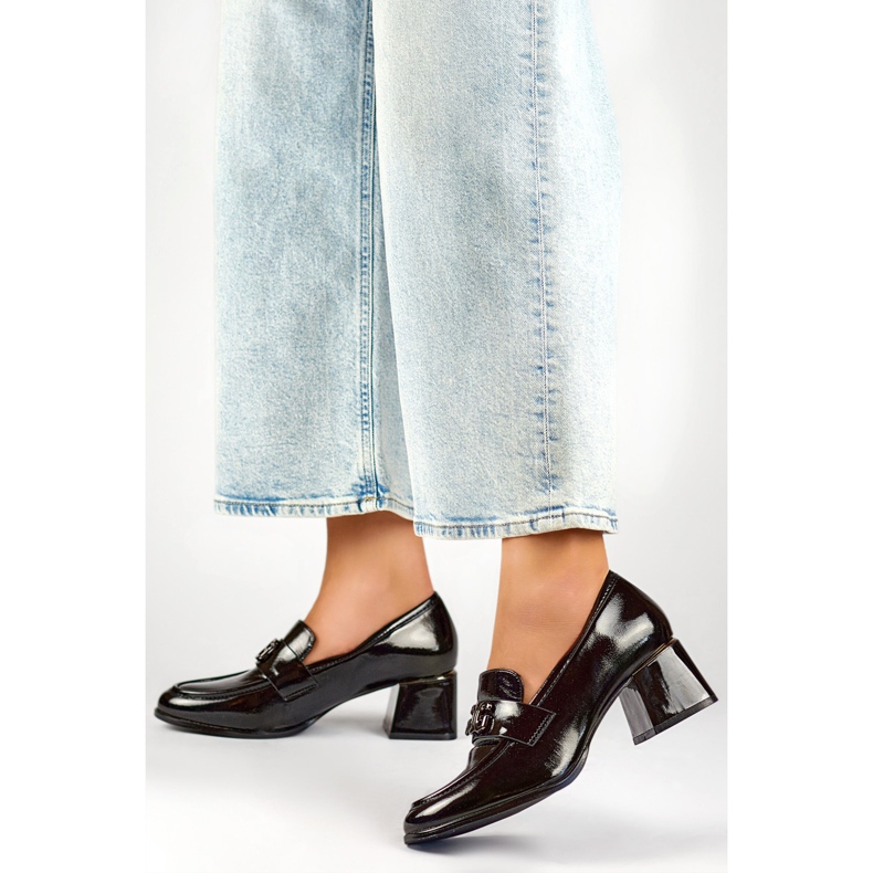 Czarne lakierowane półbuty na niskim obcasie czółenka damskie na słupku 1