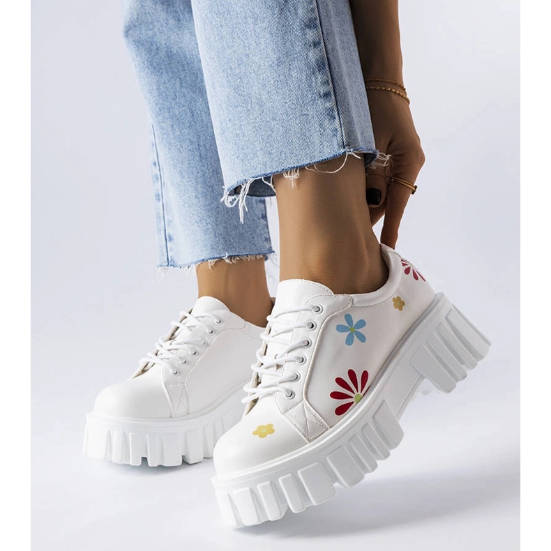 Białe półbuty zdobione kwiatami Gemini 1