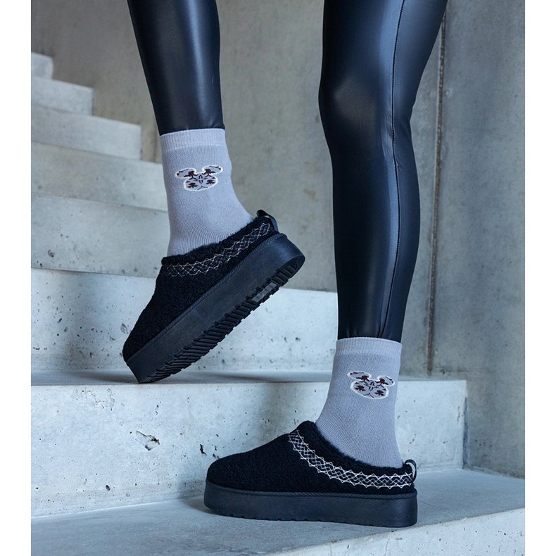 Czarne śniegowce na platformie z niską cholewką i haftowanym wzorem Greene 1