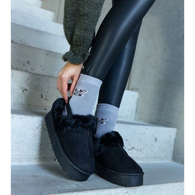 Czarne kapcie na platformie ozdobione futerkiem i z gumką przy pięcie Frank 1