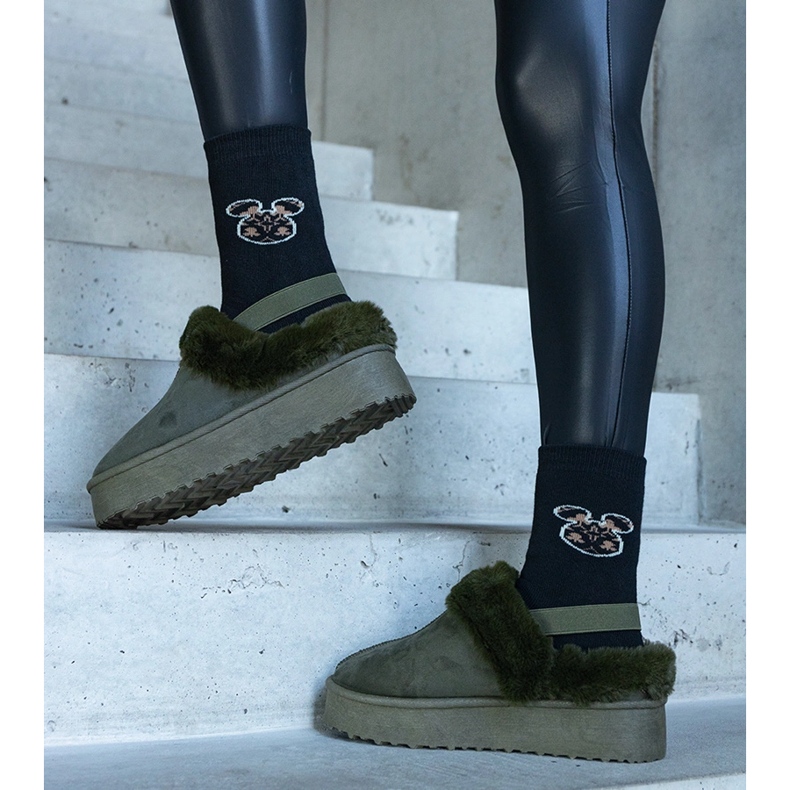 Zielone kapcie na platformie ozdobione futerkiem i z gumką przy pięcie Frank 1