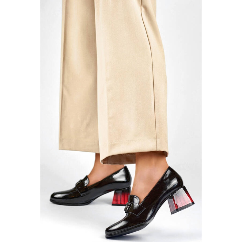 Półbuty damskie lakierowane z ozdobą na obcasie czarne GD-FL479-B 2