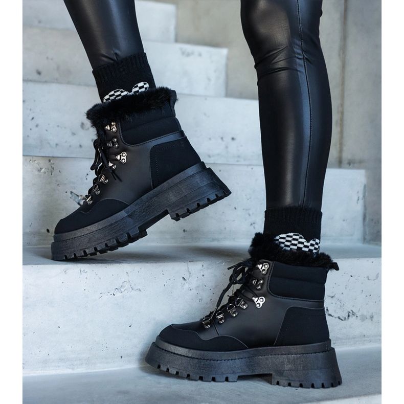 Czarne masywne trapery na platformie z futerkiem Estrada 1