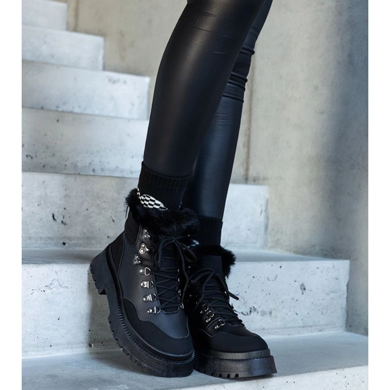 Czarne masywne trapery na platformie z futerkiem Estrada 2