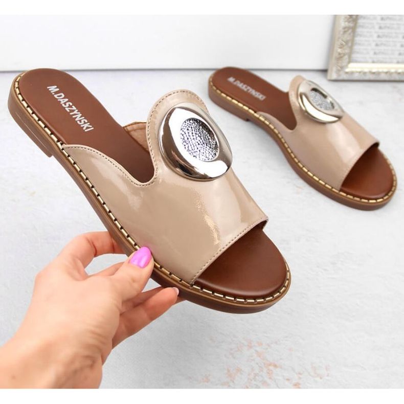 Lakierowane klapki M.Daszyński W SAN34 beżowe 2