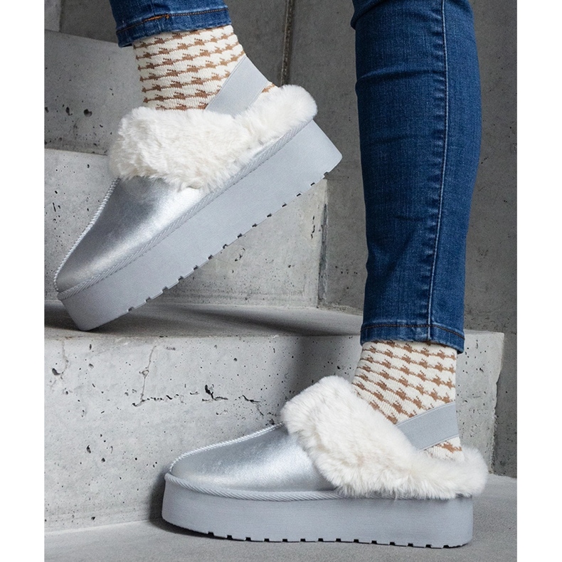 Srebrne kapcie na platformie ozdobione futerkiem z gumką przy pięcie srebrny 1