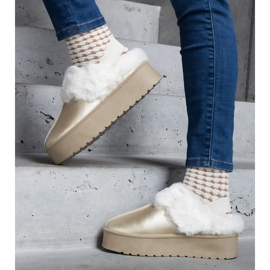 Złote kapcie na platformie ozdobione futerkiem z gumką przy pięcie złoty 1