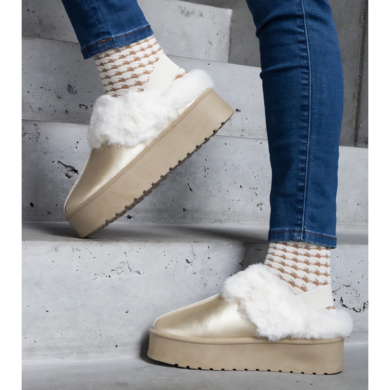 Złote kapcie na platformie ozdobione futerkiem z gumką przy pięcie złoty 1