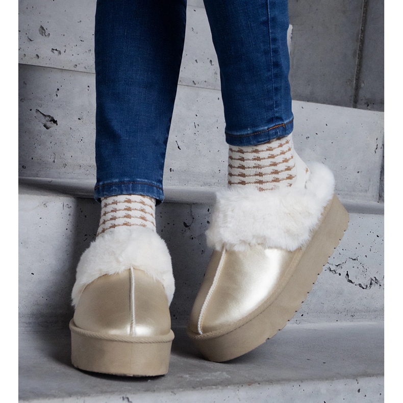 Złote kapcie na platformie ozdobione futerkiem z gumką przy pięcie złoty 2