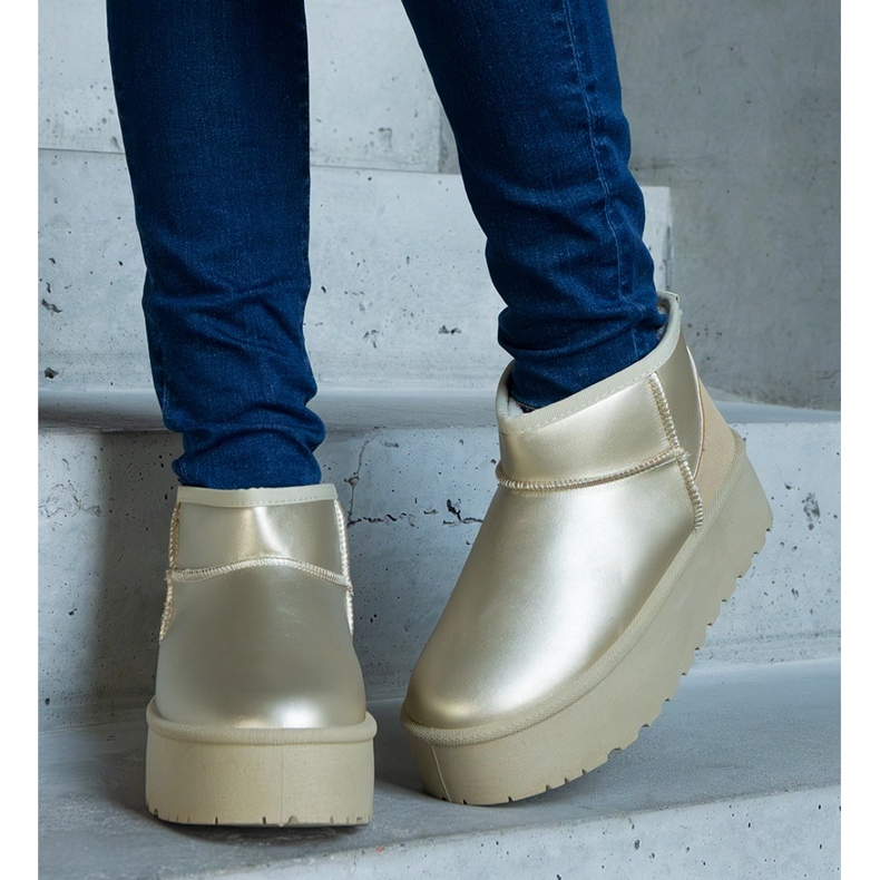 Złote niskie śniegowe na platformie złoty 2